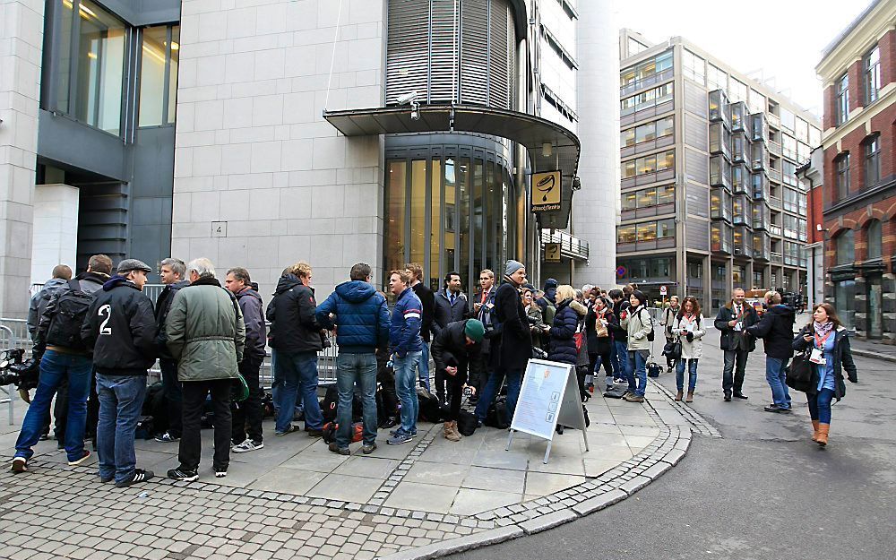 Pers in de rij voor een van de ingangen van de rechtbank in Oslo. Foto EPA