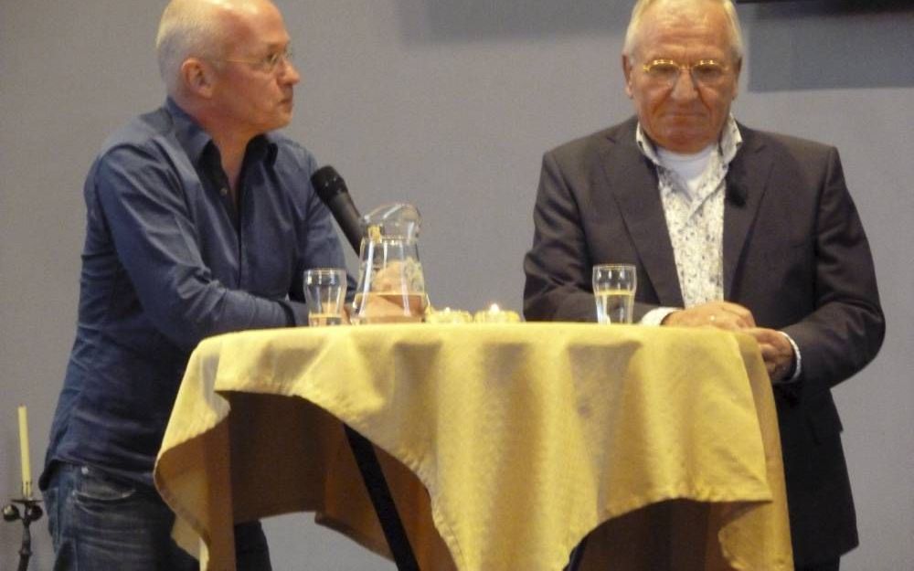 Zoon Peter (l.) en vader Feike ter Velde gingen zaterdag voor de Kom Ook-groep in Zeist met elkaar in gesprek. Foto RD