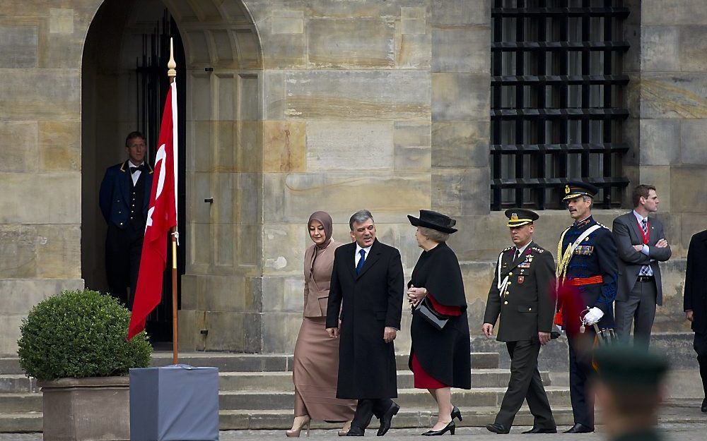 Bij het Koninklijk Paleis in Amsterdam worden Gül en zijn echtgenote Hayrünissa dinsdagochtend verwelkomd door koningin Beatrix. Foto ANP