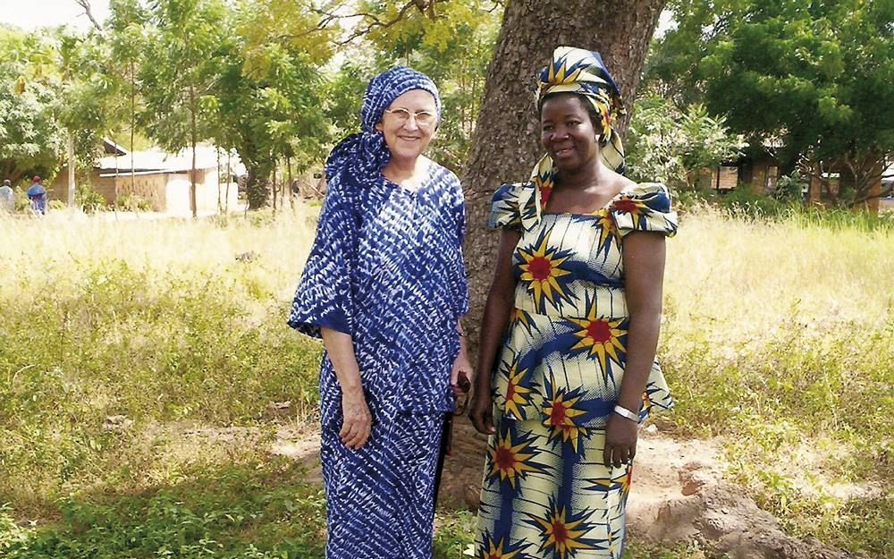 Dini Sonneveld, samen met Felicia, de nieuwe directrice van het weeshuis in Igede. Foto uit besproken boek