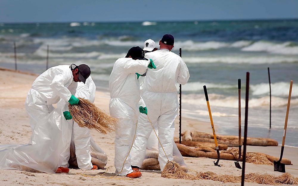 Strand bij Alabama wordt ontdaan van olie. Foto EPA