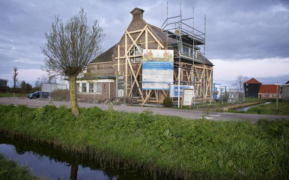 ETERSHEIM – Het schooltje in het Noord-Hollandse Etersheim waar C. Joh. Kieviet de eerste verhalen over Dik Trom schreef. Het gebouwtje verkeert in slechte staat en wordt daarom gestut door kruisbalken. Foto Sjaak Verboom