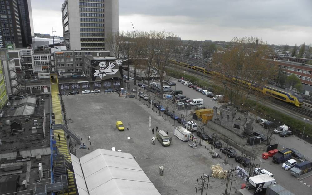 Een geel zebrapad in Rotterdam is een eerste stap in het aanleggen van logische verbinding aan de westkant van het Centraal Station. Foto RD