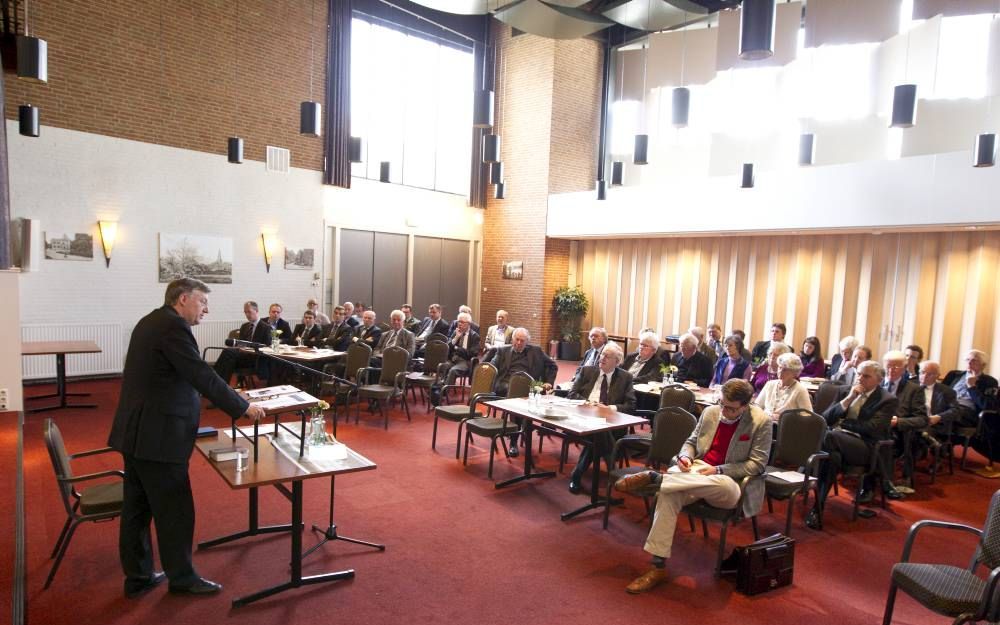 Tijdens de jaarlijkse conferentie van het Contactorgaan Gereformeerde Gezindte hield prof. dr. M. J. de Vries een lezing over ”God vinden". Foto RD, Anton Dommerholt