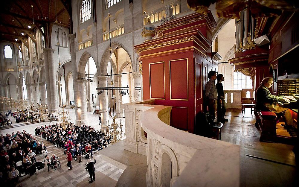 Arjen Leistra achter de vier klavieren van het immense Marcussenorgel. Foto RD, Henk Visscher