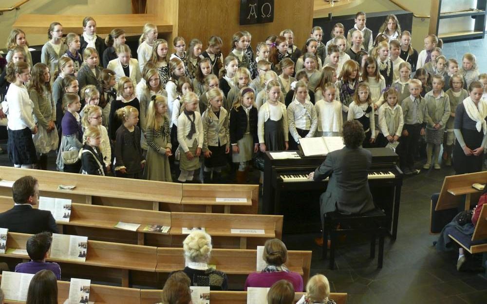 Kinderkoor Zanglust uit Barneveld zong zaterdag tijdens de landdag van Bonisa Zending in Veeenendaal. Foto RD.