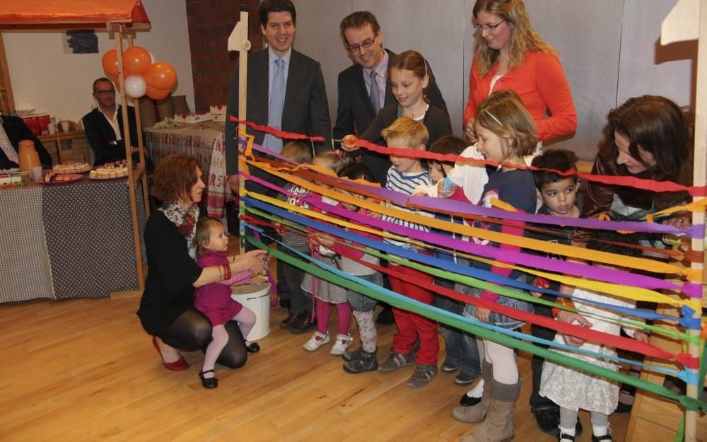 Kinderen die de christelijke kinderopvang 10forKIDS bezoeken, knipten zaterdag elk een lintje door tijdens de officiële opening van de opvang. Foto Mantum Onderwijs