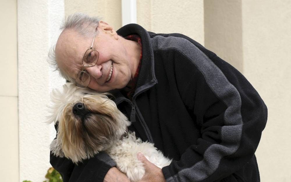 Oudere zoekt huisdier om op te passen. Foto Istock.