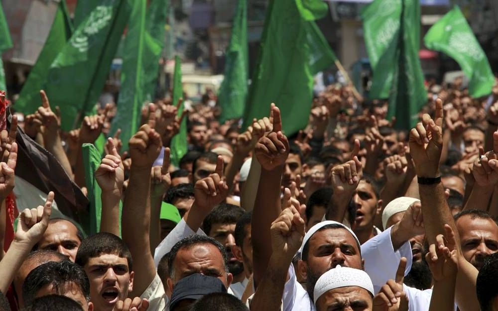 Aanhangers van Hamas namen vrijdag deel aan een protestactie tegen Israël na Israëlische luchtaanvallen in de afgelopen week op doelen in Gaza. De Israëlische actie was een vergelding voor de ontvoering van en moord op drie Joodse tieners. beeld EPA