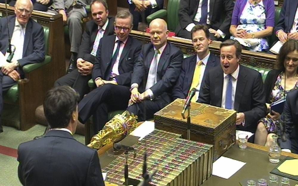 De leider van de Labour Party, Ed Miliband, ondervraagt premier Cameron tijden de Prime Minister’s Questions (PMQ) in het Britse parlement. beeld Hollandse Hoogte