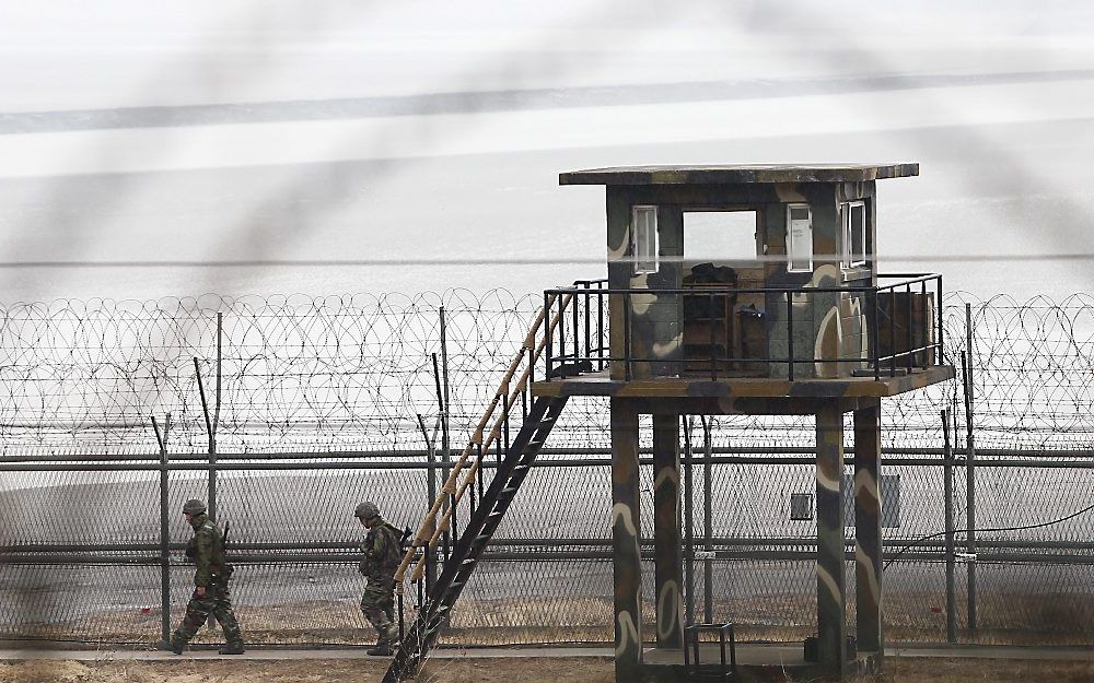 Militairen bij de grens tussen Zuid- en Noord-Korea.  beeld EPA