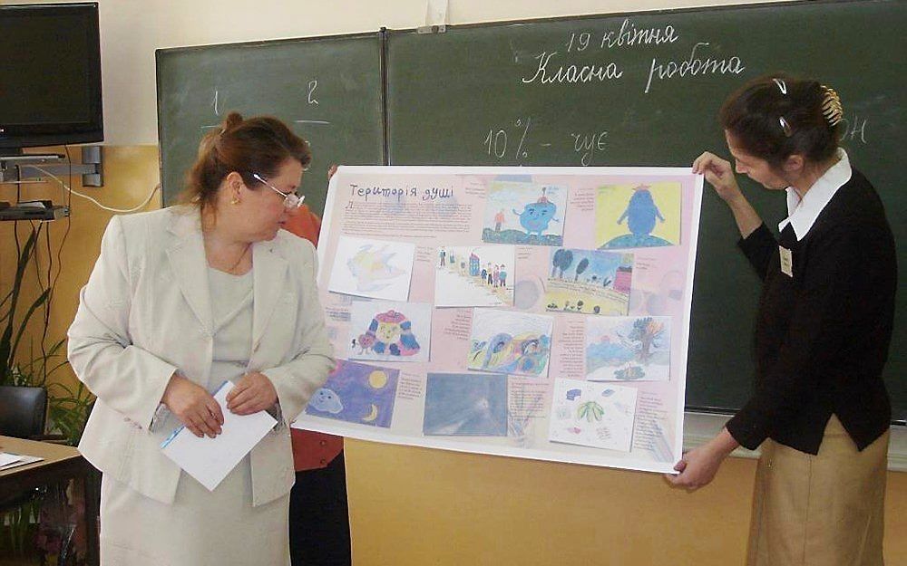 Bijbelvertelling op een christelijke school in Oekraïne die vanuit Nederland wordt gesteund. beeld reka.kiev.ua