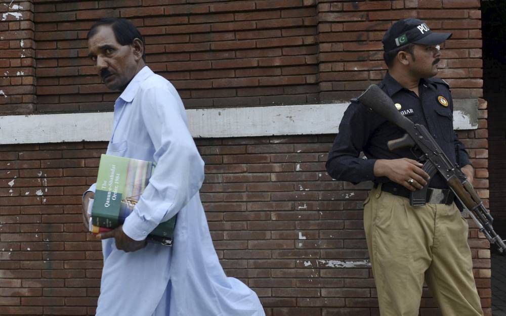 Ashiq Masih (l.), de echtgenoot van de voor godslastering vervolgde Asia Bibi, was vorige week in het Pakistaanse Lahore aanwezig bij een zitting van het hooggerechtshof. De rechters besloten de zaak-Bibi verder te onderzoeken. beeld AFP