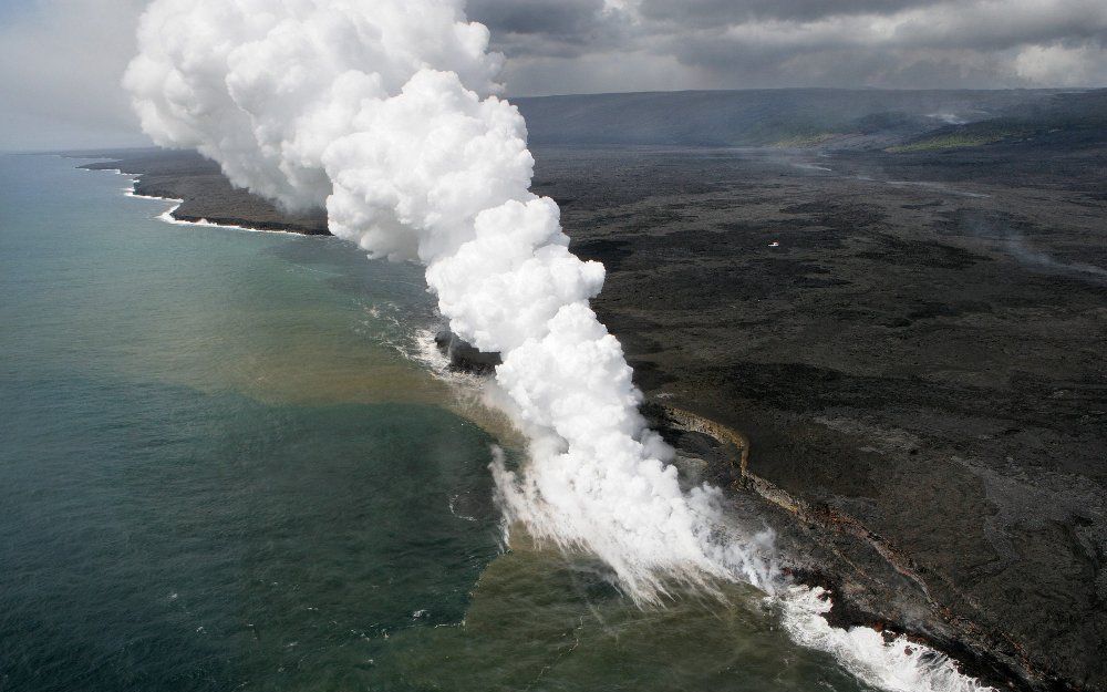 Enorme stoomwolken rijzen op als gloeiend hete lava in de Stille Oceaan stort bij de kust van Big Island, het grootste eiland van Hawaï. Dit is de enige plek waar het grondgebied van de Verenigde Staten groeit. Door voortdurende uitbarstingen vormen zich 