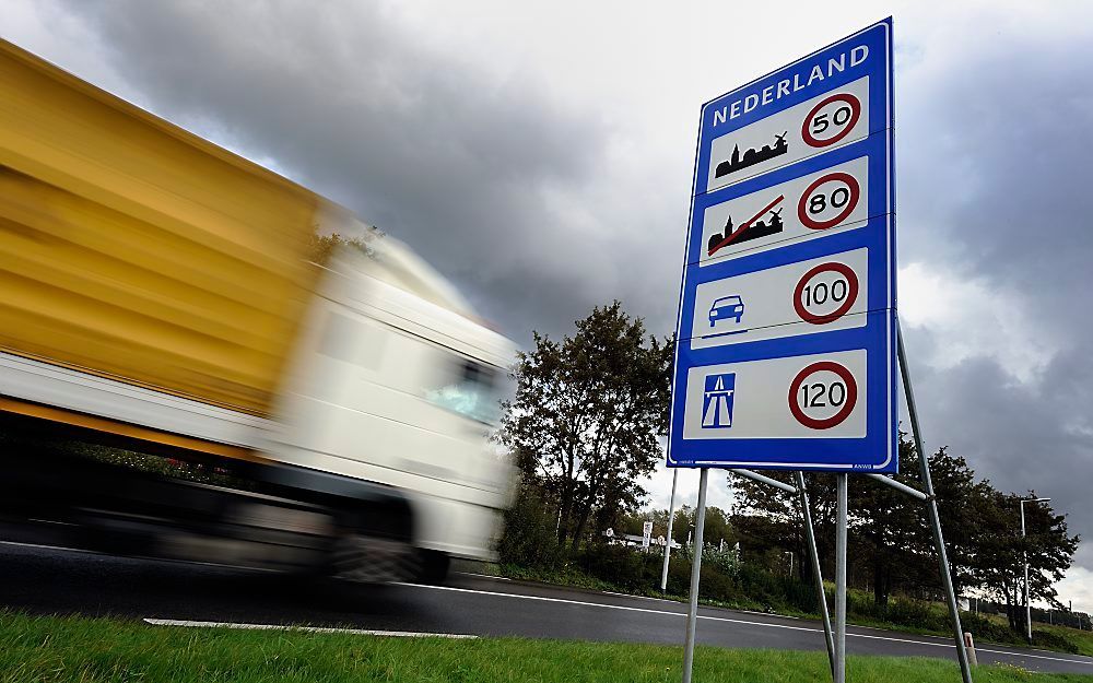VVD: inhaalverbod trucks en minimumsnelheid