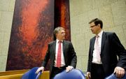 Vice-premier Wouter Bos en André Rouvoet voor aanvang van het spoeddebat over de politieke situatie rondom de besluitvorming Uruzgan. Foto ANP