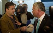 De advocaat van Geert Wilders, Bram Moszkowicz (r.) maakt maandag bij de rechtbank in Amsterdam, waar het proces tegen Wilders loopt, een afwerend gebaar tegen verslaggever Bas de Haan (l.) van Nieuwsuur. Foto ANP