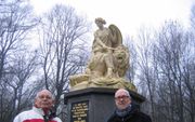 Bij Heiligerlee staat een fraai monument ter ere van graaf Adolf, de jongere broer van Willem van Oranje die daar in 1568 sneuvelde. „Het was een verbitterde strijd”, zeggen museumvrijwilligers Wim Smit (l.) en Tammo Bakker.
