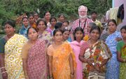 Rien Meijer tussen Indiase vrouwen die een alfabetiseringscursus van Serve India hebben gevolgd. Foto Serve India
