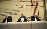 De drie rechters van de rechtbank Amsterdam die vrijdag door Moszkowicz is gewraakt, zijn bij de behandeling van het wrakingsverzoek aanwezig. Foto ANP
