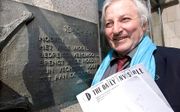 Journalist Julius Vischjager, uitgever van The Daily Invisible, bij het monument voor het vrije woord, naast de ingang van perscentrum Nieuwspoort. „Mijn vader overleed in Buchenwald, mijn moeder in Bergen-Belsen.” Foto Frank van Rossum