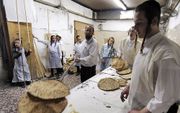 Orthodoxe Joden in Jeruzalem bereiden ongedesemd brood voor de viering van Pesach. Foto EPA