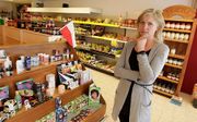 Joanna Remkes-Kucharczyk (31) runt de Poolse supermarkt Lowiczanka in de Utrechtse wijk Zuilen. De winkel is populair, met name om de Poolse biermerken. Negentig procent van Remkes’ klanten is Pools, verder komen er Oost-Europeanen en Nederlanders naar de