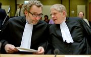 De advocaten mr. Michiel Pestman (L) en mr. Ties Prakken. Foto ANP