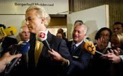Geert Wilders geeft een reactie na de uitspraak in de strafzaak tegen de politicus donderdag in de rechtbank in Amsterdam. Rechts zijn advocaat Bram Moszkowicz. Foto ANP