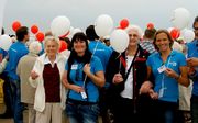 Ouderen lieten donderdag in Zandvoort een ballon op, in de hoop een kaartje van de vinder te krijgen. Foto Nationaal Ouderenfonds