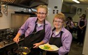 Marinda Budding (l.) maakt samen met een collega een uitsmijter klaar in de keuken van lunchroom De Rozerie in Barneveld. Foto RD, Anton Dommerholt