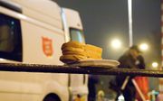 Dak- en thuislozen in Amsterdam krijgen brood, belegd met kaas en vleeswaren.  Foto Rufus de Vries