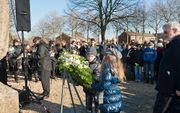 Herdenking van de watersnoodramp bij het watersnoodmonument op de begraafplaats in Nieuwerkerk. Foto Wim van Vossen