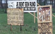 Protestborden in een weiland bij Barneveld (2001). Foto ANP