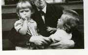 Feike Asma met dochter Sonja (l.) en zoon Feike, begin jaren 40. Foto