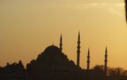 Vanaf de Bosporus, die Istanbul in een Aziatisch en een Europees deel splitst, wordt de skyline van het oude centrum beheerst door minaretten, zoals die van de zestiende-eeuwse Nieuwe Moskee. Sinds de islamitische AK-Partij in Turkije aan de touwtjes trek