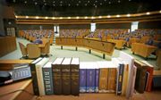 De Bijbel op de tafel van de voorzitter van de Tweede Kamer. Foto RD, Henk Visscher