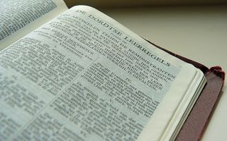 Een kerkbijbel ligt opengeslagen bij de Dordtse Leerregels