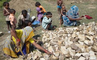 „Kinderen vanaf 6 jaar werken mee met het kapot slaan van grote stenen.” beeld Joël Voordewind
