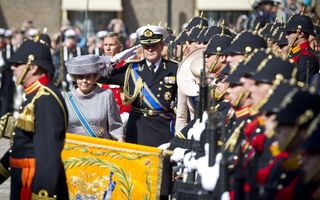Koningin Beatrix, prins Willem-Alexander en prinses Máxima groeten het vaandel op Prinsjesdag. Foto ANP