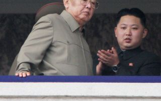 Kim Jong-il (l.) en zijn jongste zoon Kim Jong-un. Foto EPA