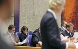 PVV-leider Geert Wilders wordt woensdag bekeken door staatssecretaris Marlies Veldhuijzen van Zanten-Hyllner, op het moment dat hij een motie indient die haar vraagt haar tweede paspoort weg te doen. Foto ANP