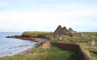 In Schotland zijn veel kerken gewijd aan de Ierse zendeling Columba. Foto: de ruïne van St. Columba’s Church in Aignish, op het eiland Lewis. Rond 1820 raakte de kerk in onbruik. Foto RD