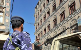 Jemenitische militairen patrouilleren door een straat in de hoofdstad Sanaa. Cellen van al-Qaida zijn erg actief in Jemen en verstuurden afgelopen week diverse bompakketten. Voor de rechtvaardiging van dat geweld gebruikt de radicale moslimideoloog Anwar 