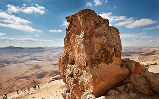 De Machtesh Ramon, gelegen in het centrale deel van de Israëlische Negevwoestijn, is de grootste krater ter wereld. De snelweg slingert zich door een woest landschap, waar de stilte koning is. Foto RD, Henk Visscher