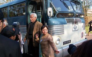 Molukkers arriveerden maandagmet een historische bus bij Kamp Amersfoort, net zoals zestig jaar geleden. Foto RD