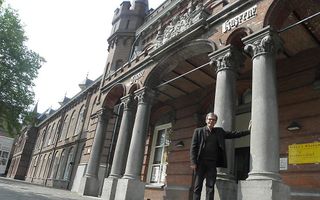 Directeur Jeroen Grosfeld van het Breda’s Museum voor het karakteristieke voormalige hoofdgebouw van de Chassékazerne. Foto RD