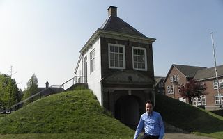 VUGHT – Martijn van de Koolwijk van het COA voor De Puist, een poortgebouw uit 1713 op de voormalige Isabellakazerne in Vught. Foto RD