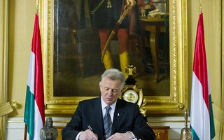 President Pal Schmitt ondertekent op 25 april in het presidentieel paleis in Boedapest de nieuwe grondwet van Hongarije. beeld EPA