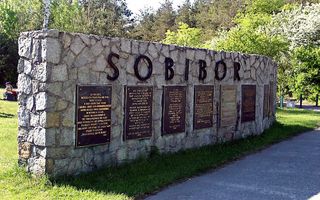 Monument bij voormalig vernietigingskamp Sobibor, Polen. Foto EPA
